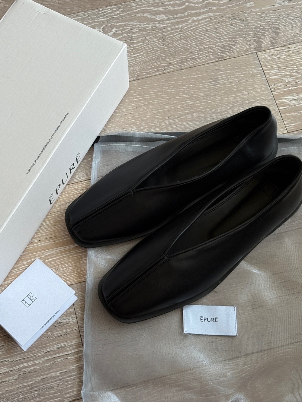 EPURE Black Leather V-Cut Flats